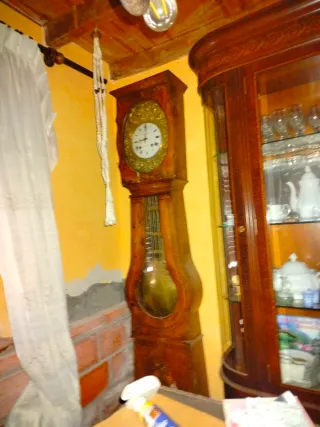 Reloj antiguo con caja de madera. En funcionamient