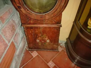 Reloj antiguo con caja de madera. En funcionamient