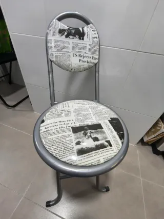 2 Banquetas Plegables Diseño Periódico.