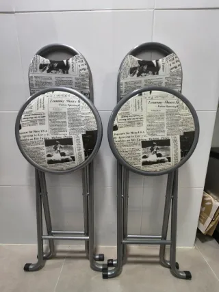 2 Banquetas Plegables Diseño Periódico.