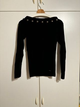 Maglia nera donna con bottoni decorativi