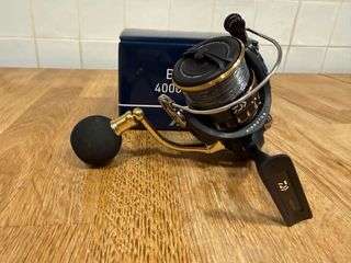 Carrete Daiwa BG SW 4000D-CXH