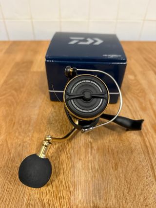 Carrete Daiwa BG SW 4000D-CXH