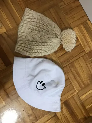 Gorro tejido y sombrero blanco