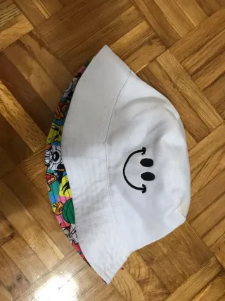 Gorro tejido y sombrero blanco