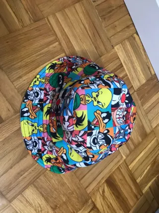 Gorro tejido y sombrero blanco