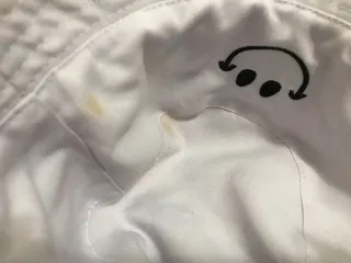 Gorro tejido y sombrero blanco