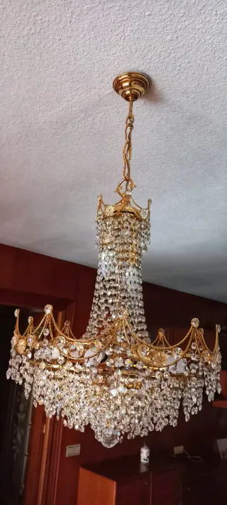 Lámpara de cristal dorada estilo corona