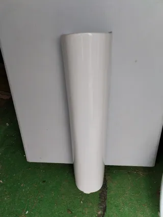 Lavabo de cerámica con grifo