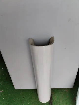 Lavabo de cerámica con grifo