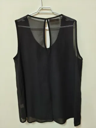 Blusa negra transparente con cadena