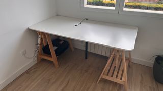 Escritorio blanco con caballetes de madera
