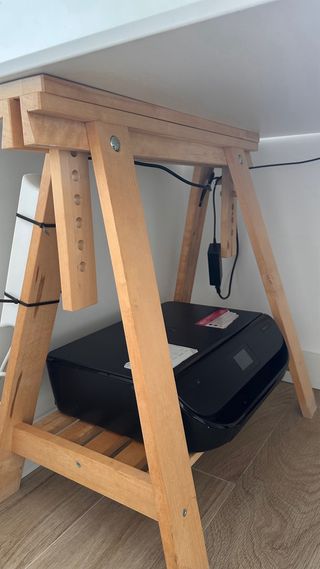 Escritorio blanco con caballetes de madera