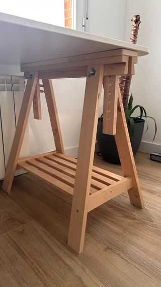 Escritorio blanco con caballetes de madera