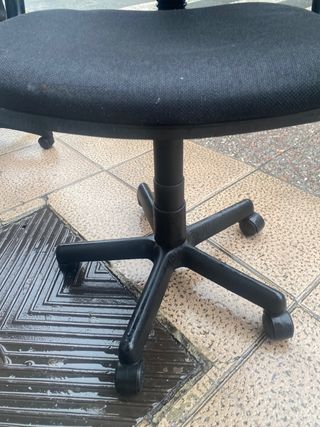 Silla de oficina negra con ruedas. No negociable .