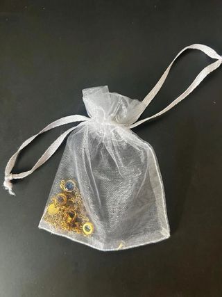 Pulsera de acero dorada con dijes