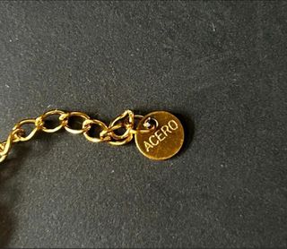 Pulsera de acero dorada con dijes