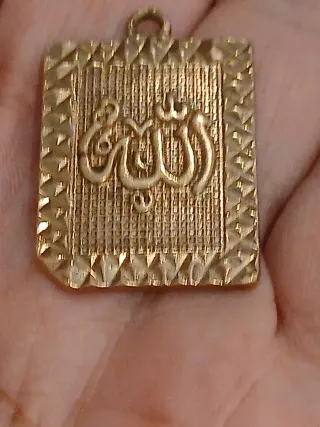 Medalla dorada árabe antigua