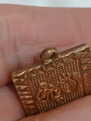 Medalla dorada árabe antigua