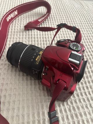 Cámara Nikon D3200 Roja 24.2 MP + Manual regalo