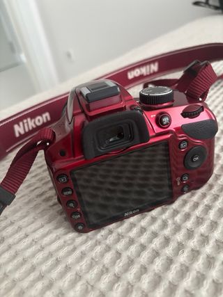 Cámara Nikon D3200 Roja 24.2 MP + Manual regalo