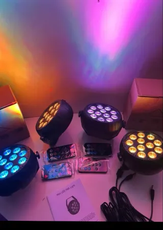 4 Focos LED a batería con mando