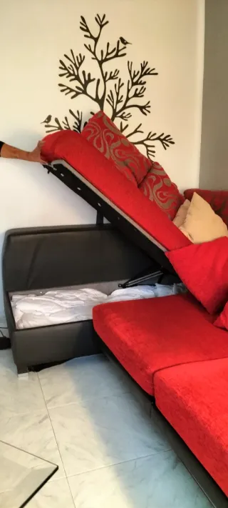 Sofá moderno cheslong negro y rojo