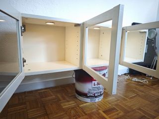 Mueble blanco con puertas de cristal.