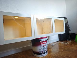 Mueble blanco con puertas de cristal.