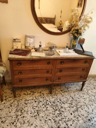 Cómoda de madera con tapa de piedra