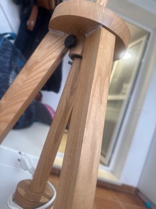 Lámpara de pie de madera y tela