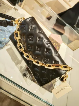Louis Vuitton Coussin Cartera Negra y Dorada