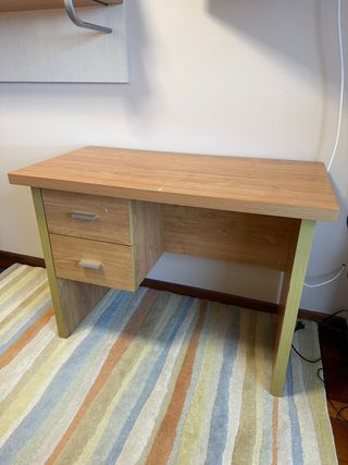Escritorio de madera con cajones