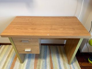 Escritorio de madera con cajones