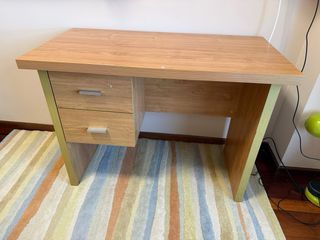 Escritorio de madera con cajones