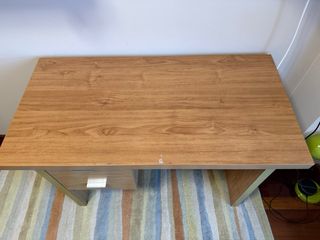 Escritorio de madera con cajones