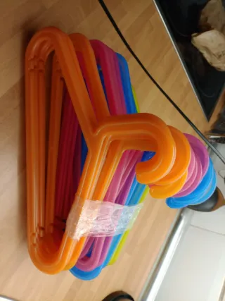 Perchas infantiles de plástico