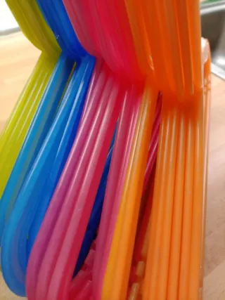 Perchas infantiles de plástico