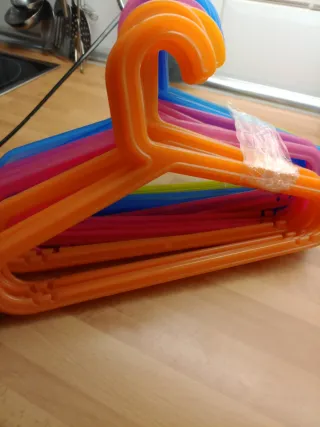 Perchas infantiles de plástico