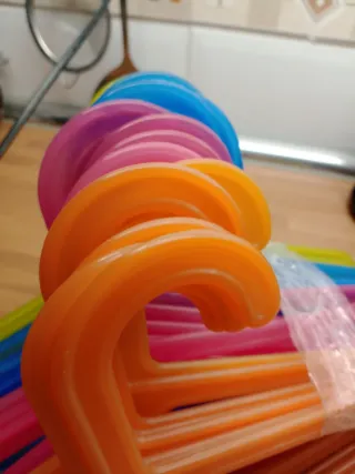 Perchas infantiles de plástico