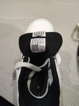 Zapatillas Adidas Blancas y Negras Talla 36 2/3