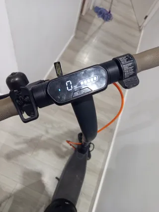 Patinete eléctrico con casco de regalo