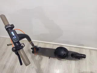 Patinete eléctrico con casco de regalo