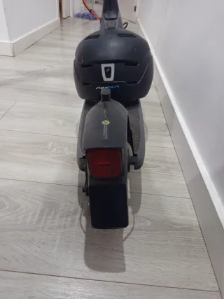 Patinete eléctrico con casco de regalo