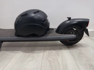 Patinete eléctrico con casco de regalo