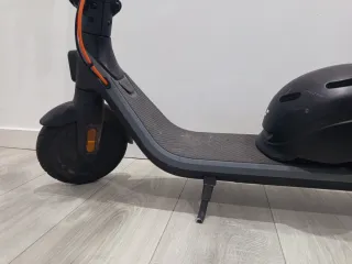 Patinete eléctrico con casco de regalo