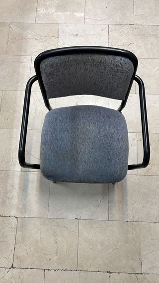 Silla de oficina acolchada gris y negra
