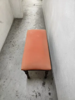 Banqueta dormitorio naranja y madera