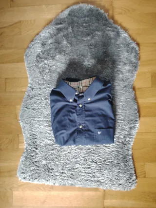 Camisa azul marino estilo Burberry.