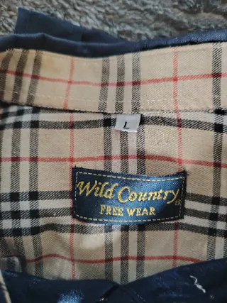 Camisa azul marino estilo Burberry.